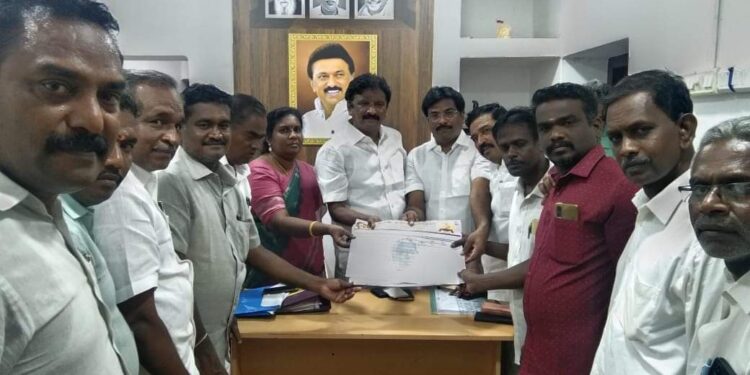 ஓட்டப்பிடாரம், தெற்கு சிந்தலக்கட்டை கிராமத்தில் புதிய பகுதி நேர நியாயவிலைக் கடையினை கனிமொழி எம்.பி, சமூக நலன் மற்றும் மகளிர் உரிமைத்துறை அமைச்சர் கீதாஜீவன் முன்னிலையில் திறந்து வைத்தார்.