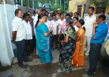 தூத்துக்குடி 32-வது வார்டு பகுதியில் அமைச்சர் கீதாஜீவன் பொதுமக்களிடம் குறைகளை கேட்டார்.