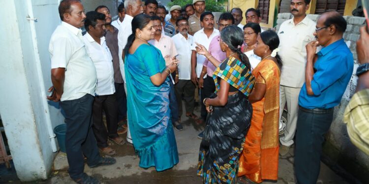 தூத்துக்குடி 32-வது வார்டு பகுதியில் அமைச்சர் கீதாஜீவன் பொதுமக்களிடம் குறைகளை கேட்டார்.