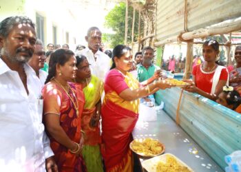 தூத்துக்குடி 32-வது வார்டு பகுதியில் அமைச்சர் கீதாஜீவன் பொதுமக்களிடம் குறைகளை கேட்டார்.