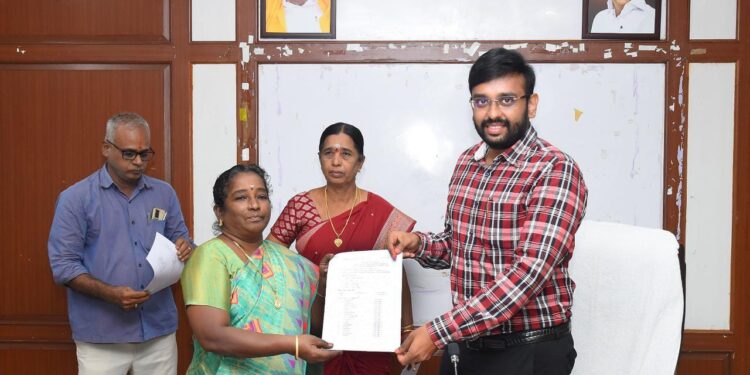 நாகப்பட்டினம் மாவட்ட ஆட்சியர் அலுவலகத்தில்நாகப்பட்டினம் மற்றும் மயிலாடுதுறை மாவட்டங்களில் நடைபெறவுள்ள திட்டமிடும் குழு உறுப்பினர் தேர்தலுக்கான வரைவு வாக்காளர் பட்டியலை மாவட்ட ஆட்சித்தலைவர் டாக்டர் அ.அருண்தம்புராஜ் வெளியிட்டார்.