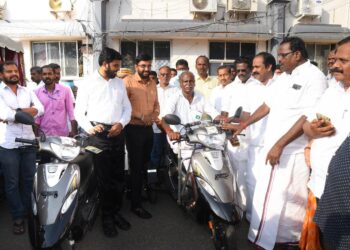 நாகப்பட்டினம் மாவட்டம் வேதாரண்யம் ஊராட்சி ஒன்றியத்திற்குட்பட்ட ஊராட்சி பகுதிகளில் புதிதாக கட்டப்பட்டுள்ள நியாயவிலைக்கடை கட்டடங்களை மாண்புமிகு சுற்றுச்சூழல் காலநிலை மாற்றத்துறை மற்றும் முன்னாள் படை வீரர் நலத்துறை அமைச்சர் திரு.சிவ.வீ.மெய்யநாதன் திறந்து வைத்தார். மாவட்ட ஆட்சித்தலைவர் டாக்டர்.அ.அருண்தம்புராஜ் உடன் உள்ளார்.