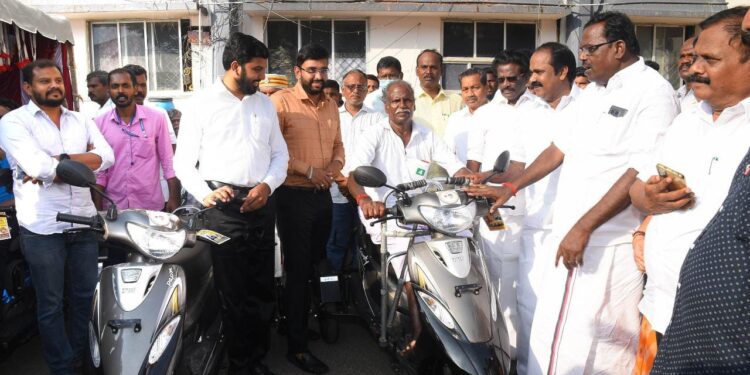 நாகப்பட்டினம் மாவட்டம் வேதாரண்யம் ஊராட்சி ஒன்றியத்திற்குட்பட்ட ஊராட்சி பகுதிகளில் புதிதாக கட்டப்பட்டுள்ள நியாயவிலைக்கடை கட்டடங்களை மாண்புமிகு சுற்றுச்சூழல் காலநிலை மாற்றத்துறை மற்றும் முன்னாள் படை வீரர் நலத்துறை அமைச்சர் திரு.சிவ.வீ.மெய்யநாதன் திறந்து வைத்தார். மாவட்ட ஆட்சித்தலைவர் டாக்டர்.அ.அருண்தம்புராஜ் உடன் உள்ளார்.