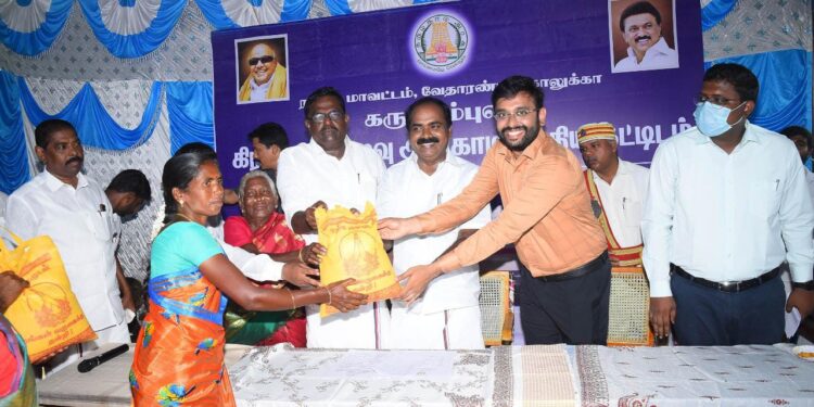 நாகப்பட்டினம் மாவட்டம் வேதாரண்யம் ஊராட்சி ஒன்றியத்திற்குட்பட்ட ஊராட்சி பகுதிகளில் புதிதாக கட்டப்பட்டுள்ள நியாயவிலைக்கடை கட்டடங்களை மாண்புமிகு சுற்றுச்சூழல் காலநிலை மாற்றத்துறை மற்றும் முன்னாள் படை வீரர் நலத்துறை அமைச்சர் திரு.சிவ.வீ.மெய்யநாதன் திறந்து வைத்தார். மாவட்ட ஆட்சித்தலைவர் டாக்டர்.அ.அருண்தம்புராஜ் உடன் உள்ளார்.