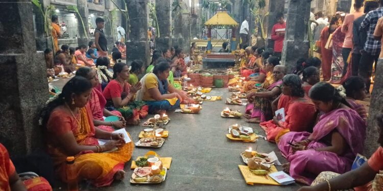 தூத்துக்குடியில் சிவன் கோவிலில் சித்ராபௌர்ணமியை முன்னிட்டு 504 மாவிளக்கு பூஜை நடைபெற்றது.