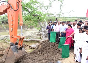 கோரம்பள்ளம் குளம் தூர்வாரும் பணியை கனிமொழி எம்.பி கொடியசைத்து துவக்கிவைத்தார்.