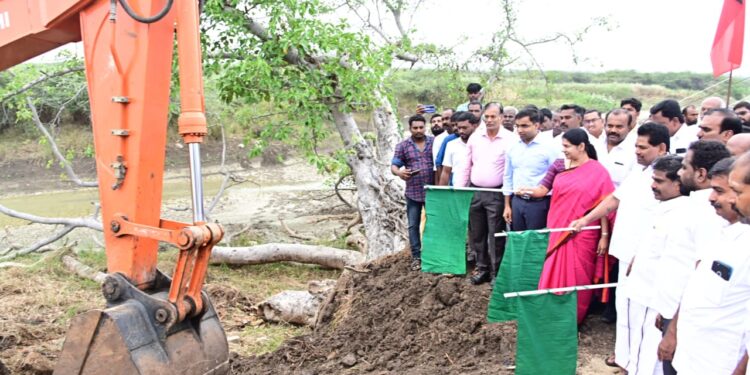 கோரம்பள்ளம் குளம் தூர்வாரும் பணியை கனிமொழி எம்.பி கொடியசைத்து துவக்கிவைத்தார்.