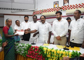 நாகப்பட்டினம் மாவட்ட ஆட்சியர் அலுவலகத்தில் நடைபெற்ற நலதிட்ட உதவிகள் விழாவில் 241 பயனாளிகளுக்கசுற்றுச்சூழல் காலநிலை மாற்றத்துறை மற்றும் முன்னாள் படை வீரர் நலத்துறை அமைச்சர் சிவ.வீ.மெய்யநாதன் ரூ.2,69,500 மதிப்பீட்டிலான நலத்திட்ட உதவிகளை வழங்கினார்.