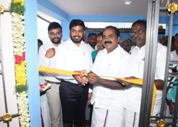 நாகப்பட்டினம் மாவட்டம் நாகப்பட்டினம் ஊராட்சி ஒன்றியத்திற்குட்பட்ட ஊராட்சி பகுதிகளில் புதிதாக கட்டப்பட்டுள்ள அங்கன்வாடி மையம், நியாயவிலைக்கடை மற்றும் ஊராட்சி மன்ற அலுவலக கட்டடங்களை சுற்றுச்சூழல் காலநிலை மாற்றத்துறை மற்றும் முன்னாள் படை வீரர் நலத்துறை அமைச்சர் சிவ.வீ.மெய்யநாதன் திறந்து வைத்தார். மாவட்ட ஆட்சித்தலைவர் டாக்டர்.அ.அருண்தம்புராஜ் உடன் உள்ளார்.