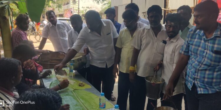 தூத்துக்குடி செல்வவிநாயகபுரம் பத்திரகாளியம்மன் கோவில் கொடை விழா மேயர் ஜெகன் பெரியசாமி அன்னதானத்தை தொடங்கி வைத்தார். அமைச்சர் கீதாஜீவன் சாமிதரிசனம் செய்தார்.