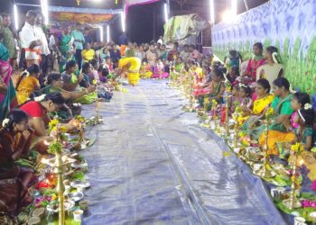 தூத்துக்குடி பர்மாகாலணி முனீஸ்வரர் கோவில் கொடை விழா முன்னிட்டு திருவிளக்குபூஜை நடைபெற்றது.