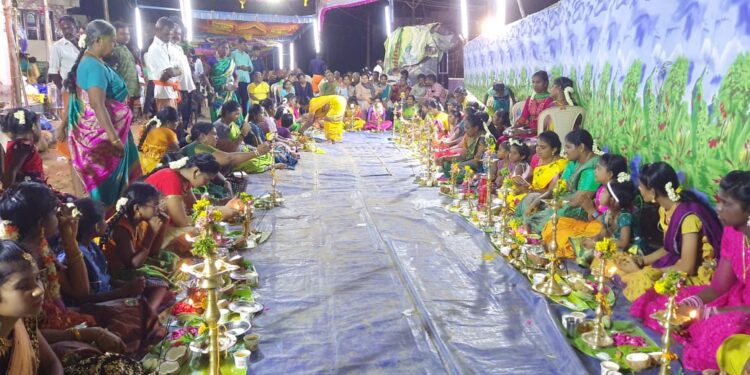 தூத்துக்குடி பர்மாகாலணி முனீஸ்வரர் கோவில் கொடை விழா முன்னிட்டு திருவிளக்குபூஜை நடைபெற்றது.