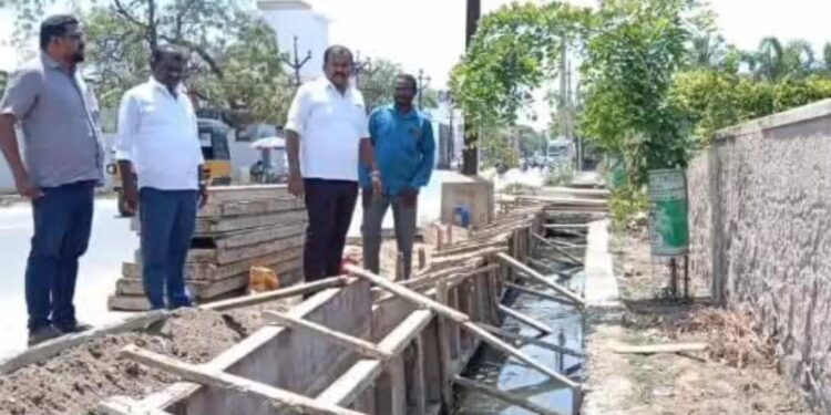 தூத்துக்குடி பர்மாகாலணி முனீஸ்வரர் கோவில் கொடை விழா முன்னிட்டு திருவிளக்குபூஜை நடைபெற்றது.