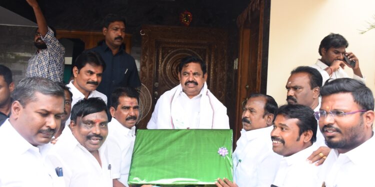 12ம் வகுப்பு தேர்வில் சாதனை படைத்த மாணவிக்கு முன்னாள் அமைச்சர் சி.த.செல்லப்பாண்டியன் நேரில் வாழ்த்து தெரிவித்தார்.