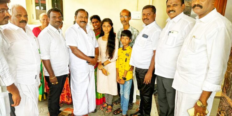 12ம் வகுப்பு தேர்வில் சாதனை படைத்த மாணவிக்கு முன்னாள் அமைச்சர் சி.த.செல்லப்பாண்டியன் நேரில் வாழ்த்து தெரிவித்தார்.