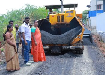 12ம் வகுப்பு தேர்வில் சாதனை படைத்த மாணவிக்கு முன்னாள் அமைச்சர் சி.த.செல்லப்பாண்டியன் நேரில் வாழ்த்து தெரிவித்தார்.