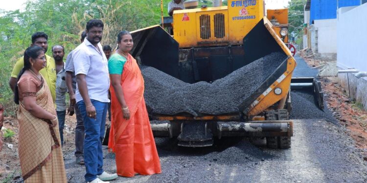 12ம் வகுப்பு தேர்வில் சாதனை படைத்த மாணவிக்கு முன்னாள் அமைச்சர் சி.த.செல்லப்பாண்டியன் நேரில் வாழ்த்து தெரிவித்தார்.