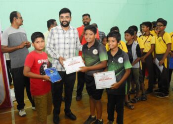 நாகப்பட்டினம், முத்தமிழறிஞர் டாக்டர் கலைஞர் கருணாநிதி மாவட்ட விளையாட்டரங்கில் நடைபெற்ற மாவட்ட அளவிலான கோடைக்கால பயிற்சி முகாம் நிறைவு விழாவில் பயிற்சி முகாமில் கலந்து கொண்ட மாணவ, மாணவியர்களுக்கு சான்றிதழ்களை மாவட்ட ஆட்சித்தலைவர் டாக்டர் அ. அருண் தம்புராஜ், வழங்கினார்.