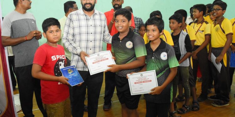 நாகப்பட்டினம், முத்தமிழறிஞர் டாக்டர் கலைஞர் கருணாநிதி மாவட்ட விளையாட்டரங்கில் நடைபெற்ற மாவட்ட அளவிலான கோடைக்கால பயிற்சி முகாம் நிறைவு விழாவில் பயிற்சி முகாமில் கலந்து கொண்ட மாணவ, மாணவியர்களுக்கு சான்றிதழ்களை மாவட்ட ஆட்சித்தலைவர் டாக்டர் அ. அருண் தம்புராஜ், வழங்கினார்.