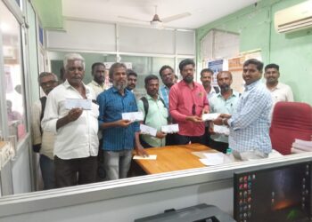 தூத்துக்குடி பத்திரிகையாளர்களுக்கான நலவாரிய உறுப்பினர் அடையாள அட்டையை ஏபிஆர்ஓ முத்துகுமார் வழங்கினார். முதல்வருக்கு பாராட்டு