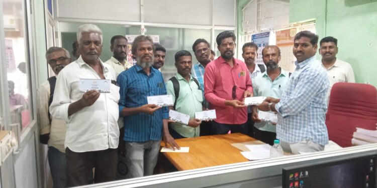 தூத்துக்குடி பத்திரிகையாளர்களுக்கான நலவாரிய உறுப்பினர் அடையாள அட்டையை ஏபிஆர்ஓ முத்துகுமார் வழங்கினார். முதல்வருக்கு பாராட்டு