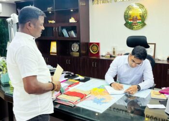 மாப்பிள்ளையூரணி ஊராட்சி சாலைகளில் உள்ள ஆக்கிரமிப்புகளை அகற்ற நடவடிக்கை எடுக்க வேண்டும் என தலைவர் சரவணக்குமார் கலெக்டரிடம் கோரிக்கை