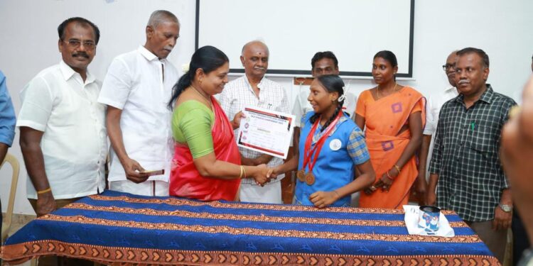 தேசிய அளவிலான போட்டியில் வெற்றி பெற்ற பள்ளி மாணவிக்கு அமைச்சர் கீதாஜீவன் வாழ்த்து