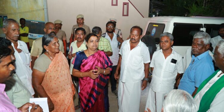 தூத்துக்குடி ஆசிரியர் காலனி பிரதான சாலை மற்றும் பி அண்டி காலனி பகுதிகளில் மழைநீர் வடிகால் அமைப்பதற்கான பணிகளை அமைச்சர் கீதாஜீவன் ஆய்வு