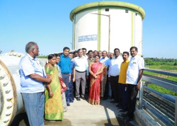 மாப்பிள்ளையூரணி மகளிர் சுயஉதவி குழுக்களுக்கு 10 லட்சம் கடனுதவி தலைவர் சரவணக்குமார் வழங்கினார்.