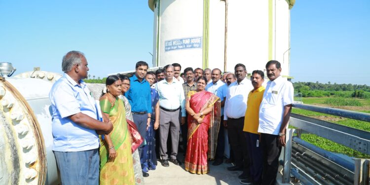 மாப்பிள்ளையூரணி மகளிர் சுயஉதவி குழுக்களுக்கு 10 லட்சம் கடனுதவி தலைவர் சரவணக்குமார் வழங்கினார்.