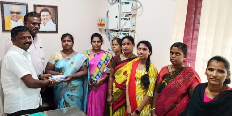 மாப்பிள்ளையூரணி மகளிர் சுயஉதவி குழுக்களுக்கு 10 லட்சம் கடனுதவி தலைவர் சரவணக்குமார் வழங்கினார்.