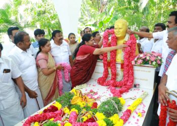 தூத்துக்குடி மாவட்ட திமுக முன்னாள் செயலாளர் பெரியசாமியின் 6ம் ஆண்டு நினைவு தினத்தை முன்னிட்டு கனிமொழி எம்.பி, அமைச்சர்கள் கீதாஜீவன், அனிதா ராதாகிருஷ்ணன், நேரு, மனோதங்கராஜ், எம்.எல்.ஏக்கள் மார்க்கன்டேயன், சண்முகையா, மேயர் ஜெகன் பெரியசாமி மலர் அஞ்சலி செலுத்தினார்கள்.