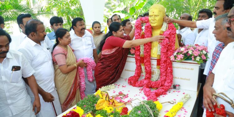 தூத்துக்குடி மாவட்ட திமுக முன்னாள் செயலாளர் பெரியசாமியின் 6ம் ஆண்டு நினைவு தினத்தை முன்னிட்டு கனிமொழி எம்.பி, அமைச்சர்கள் கீதாஜீவன், அனிதா ராதாகிருஷ்ணன், நேரு, மனோதங்கராஜ், எம்.எல்.ஏக்கள் மார்க்கன்டேயன், சண்முகையா, மேயர் ஜெகன் பெரியசாமி மலர் அஞ்சலி செலுத்தினார்கள்.