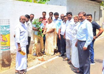 தூத்துக்குடி பெரியசாமி நினைவு நாளையொட்டி எபனேசர் பெரியசாமி மரக்கன்று நட்டினார்.