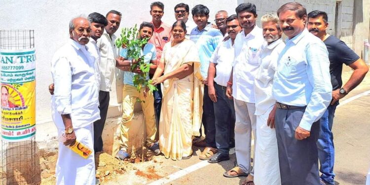 தூத்துக்குடி பெரியசாமி நினைவு நாளையொட்டி எபனேசர் பெரியசாமி மரக்கன்று நட்டினார்.