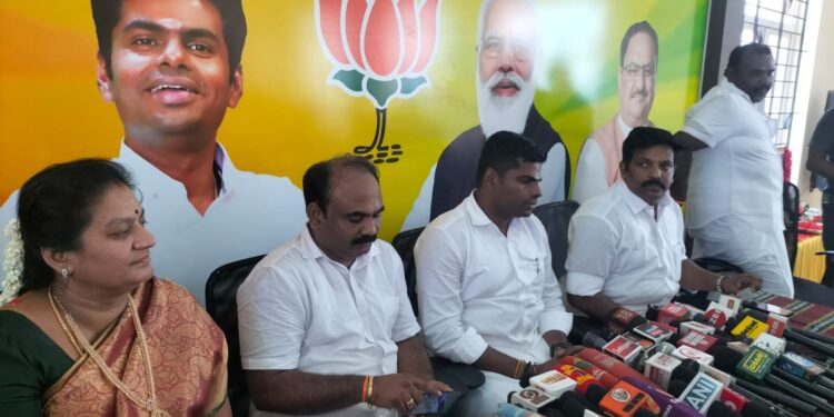 ஸ்டெர்லைட் ஆலை மூடப்பட்டதால் நாட்டில் மிகப்பெரிய பின்னடைவு ஏற்பட்டுள்ளது. காப்பர் ஏற்றுமதி செய்து வந்த இந்தியா தற்போது இறக்குமதியை செய்து வருகிறதாக பாஜக தலைவர் அண்ணாமலை கூறினார்! 