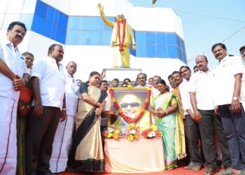 துத்துக்குடியில் கருணாநிதி பிறந்த நாளையொட்டி அவரது சிலைக்கு அமைச்சர் கீதாஜீவன், மேயர் ஜெகன் பெரியசாமி மாலை அணிவித்து மரியாதை செய்து கொடியேற்றினார்கள்.