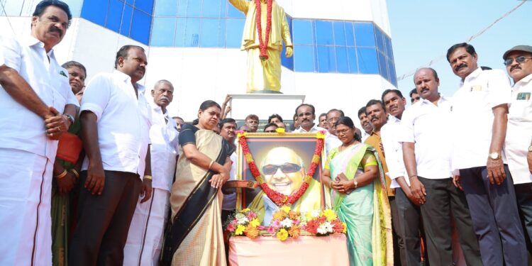 துத்துக்குடியில் கருணாநிதி பிறந்த நாளையொட்டி அவரது சிலைக்கு அமைச்சர் கீதாஜீவன், மேயர் ஜெகன் பெரியசாமி மாலை அணிவித்து மரியாதை செய்து கொடியேற்றினார்கள்.