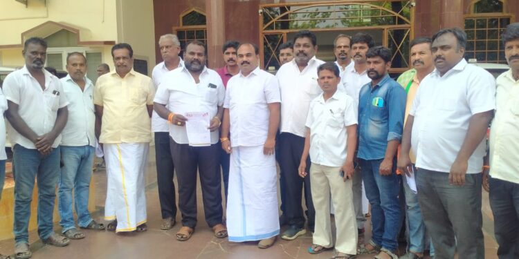 தூத்துக்குடி மாவட்டத்தில் 68 மதுபான கடைகள் பார் உரிமம் பெறாமல் இயக்கப்படுகிறது. நடவடிக்கை எடுக்கா விட்டால் டாஸ்மார்க் மேலாளர் அலுவலகத்தை முற்றுகை போராட்டம் நடத்த பாஜக முடிவு!!!!