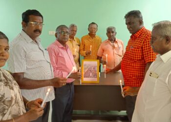 ஒடிசாவில் இரயில் விபத்தில் மரணமடைந்தவர்களுக்கு  மெழுகுவர்த்தி ஏற்றி அஞ்சலி