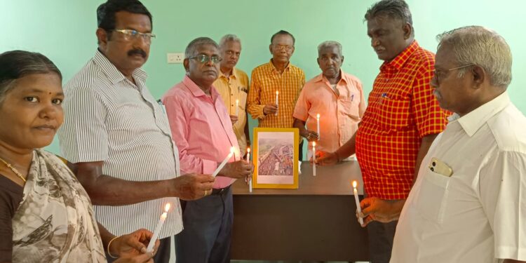 ஒடிசாவில் இரயில் விபத்தில் மரணமடைந்தவர்களுக்கு  மெழுகுவர்த்தி ஏற்றி அஞ்சலி