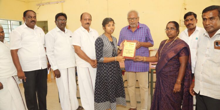 துத்துக்குடியில் கருணாநிதி பிறந்த நாளையொட்டி அரசு மருத்துவமணையில் பிறந்த 17 குழந்தைகளுக்கு தங்கமோதிரம் அமைச்சர் கீதாஜீவன் வழங்கினார்.