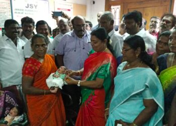 துத்துக்குடியில் கருணாநிதி பிறந்த நாளையொட்டி அரசு மருத்துவமணையில் பிறந்த 17 குழந்தைகளுக்கு தங்கமோதிரம் அமைச்சர் கீதாஜீவன் வழங்கினார்.