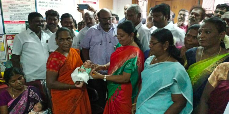 துத்துக்குடியில் கருணாநிதி பிறந்த நாளையொட்டி அரசு மருத்துவமணையில் பிறந்த 17 குழந்தைகளுக்கு தங்கமோதிரம் அமைச்சர் கீதாஜீவன் வழங்கினார்.