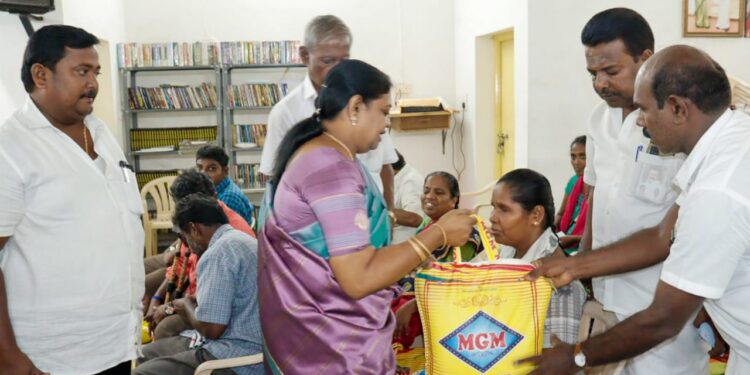 மாற்றுத்திறனாளிகளுக்கு நலத்திட்ட உதவிகள் அமைச்சர் கீதாஜீவன் வழங்கினார்.