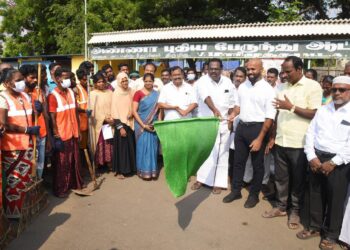 நாகப்பட்டினம் புதிய பேருந்து நிலையத்தில் உலக சுற்றுச்சூழல் தினத்தை முன்னிட்டு நகராட்சி சார்பில் பெரும் அளவில் மக்கள் பங்களிப்புடன் இடங்களை சுத்தம் செய்தல் என்ற தலைப்பில் நடைபெற்ற தூய்மை பணியினை மாவட்ட ஆட்சித்தலைவர் ஜானி டாம் வர்கீஸ் மற்றும் தமிழ்நாடு மீன்வளர்ச்சிக் கழக தலைவர் என்.கெளதமன் இன்று கொடியசைத்து தொடங்கி வைத்தனர்.