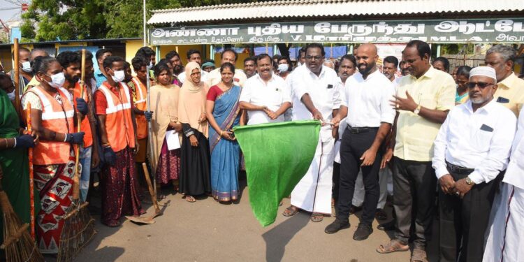 நாகப்பட்டினம் புதிய பேருந்து நிலையத்தில் உலக சுற்றுச்சூழல் தினத்தை முன்னிட்டு நகராட்சி சார்பில் பெரும் அளவில் மக்கள் பங்களிப்புடன் இடங்களை சுத்தம் செய்தல் என்ற தலைப்பில் நடைபெற்ற தூய்மை பணியினை மாவட்ட ஆட்சித்தலைவர் ஜானி டாம் வர்கீஸ் மற்றும் தமிழ்நாடு மீன்வளர்ச்சிக் கழக தலைவர் என்.கெளதமன் இன்று கொடியசைத்து தொடங்கி வைத்தனர்.