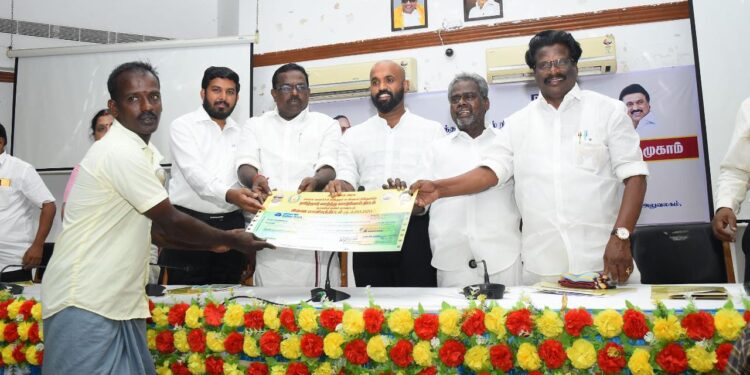 நாகப்பட்டினம் மாவட்ட ஆட்சியர் அலுவலகத்தில் குறு சிறு மற்றும் நடுத்தர தொழில் நிறுவனங்கள் துறை மாவட்ட தொழில் மையம் சார்பில் அண்ணல் அம்பேத்கர் தொழிற் முன்னோடிகள் திட்டம் குறித்து மாவட்ட அளவிலான விழிப்புணர்வு முகாமில் மாவட்ட ஆட்சித்தலைவர் ஜானி டாம் வர்கீஸ் தலைமையில் நாகப்பட்டினம் நாடாளுமன்ற உறுப்பினர் எம்.செல்வராஜ் தமிழ்நாடு மீன்வளர்ச்சி கழக தலைவர் என்.கௌதமன் தமிழ்நாடு தாட்கோ கழக தலைவர் உ.மதிவாணன் நாகப்பட்டினம் சட்டமன்ற உறுப்பினர் ஜெ.முகமது ஷா நவாஸ் மாவட்ட ஊராட்சி தலைவர் ச.உமாமகேஸ்வரி ஆகியோர் முன்னிலையில் நடைபெற்றது.