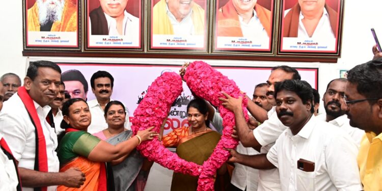 மாற்றுக்கட்சியினர் 50 பேர் கனிமொழி எம்.பி, முன்னிலையில் திமுகவில் இணைந்தனர்.
