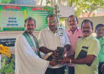 உலக சுற்றுச்சூழல் தினத்தையொட்டி மரக்கன்றுகள் மேயர் ஜெகன் பெரியசாமி வழங்கினார்.